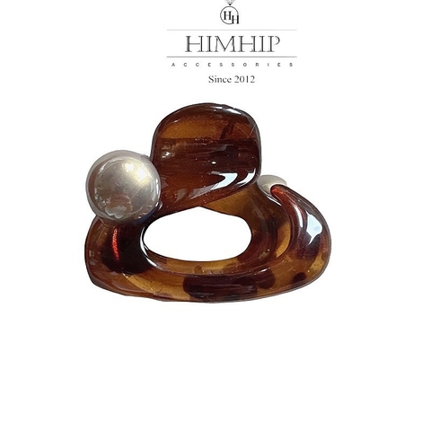Kẹp Càng Cua HimHip Composite Đính Hạt Trai Tròn Hình Ốc Nữ Tính 4.7x5.2cm - Nâu Đậm