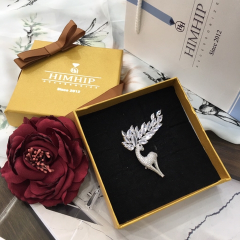 Trâm, Ghim Cài Áo HimHip Tuần Lộc Trắng Sang Trọng HKCC Đính Phale 5*5cm