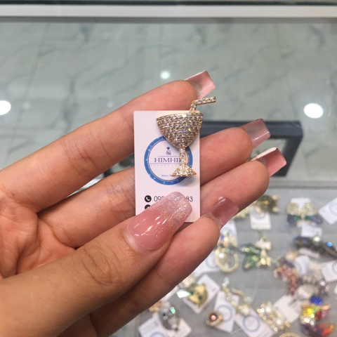 Pin Cài Áo HimHip Ly Rượu Thanh Lịch HKCC Đính Phale 1.8x2.3cm