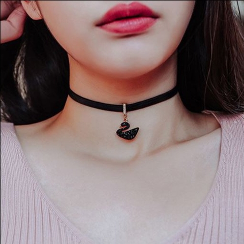 Choker HimHip Da PU Phối Mặt Thiên Nga Đính Phale Đen Sang Trọng 34+5.5cm