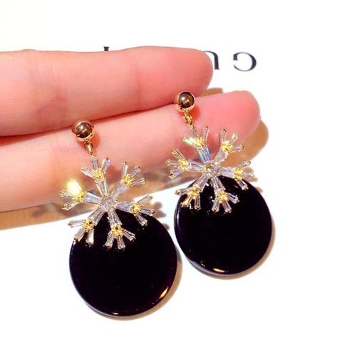 Khuyên Tai Bản To HimHip Mặt Tròn Đen Phối Bông Tuyết Sang Trọng HKCC Đính Phale 2.3x4.5cm