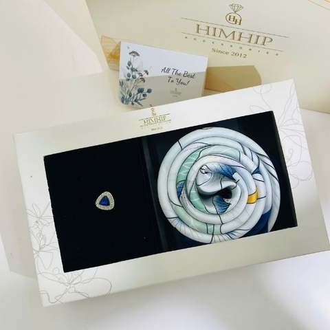 Set Quà 20/10 HimHip Khăn Lụa 70x70cm & Pin Cài Tự Hít Kèm Túi Hộp Thiệp - 1298