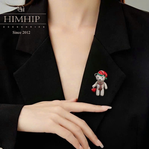 [Noel] Trâm, Ghim Cài Áo HimHip Gấu Đội Mũ Noel Ấm Áp HKCC Đính Phale 4*2,5cm