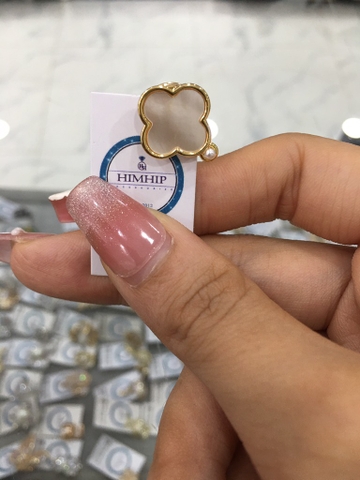 Pin Cài Áo HimHip Cỏ 4 Cánh Viền Vàng May Mắn Thanh Lịch HKCC Mix Khảm Trai 1.4x1.4cm