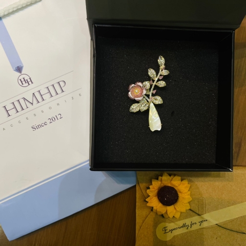 Trâm, Ghim Cài Áo HimHip Bình Hoa 5 Cánh Sang Trọng HKCC Đính Phale 2,5*5,5cm