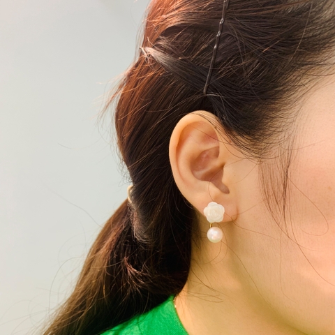 Khuyên tai hợp kim cao cấp chữ C ngọc trai thật mix hoa hồng trắng - 2.5cm