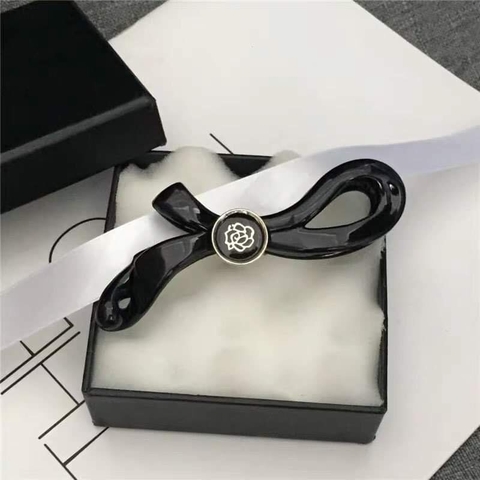 Kẹp Móc Dọc HimHip Composite Dáng Xoắn Hoa Trà Thanh Lịch 2.7x10.5cm