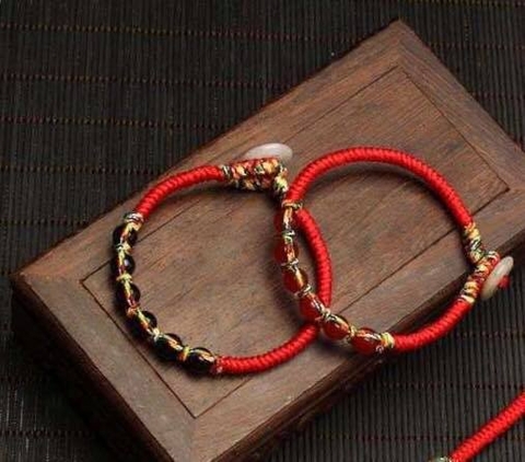Vòng tay dây bện đỏ 6 hạt ngọc