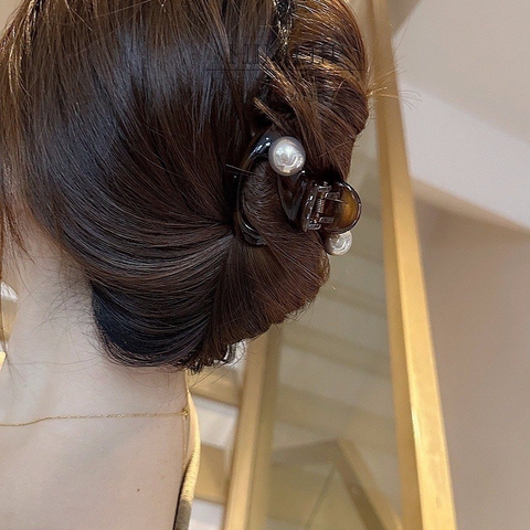 Kẹp Càng Cua HimHip Composite Đính Hạt Trai Tròn Hình Ốc Nữ Tính 4.7x5.2cm - Nâu Đậm