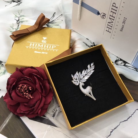 Trâm, Ghim Cài Áo HimHip Tuần Lộc Trắng Sang Trọng HKCC Đính Phale 5*5cm