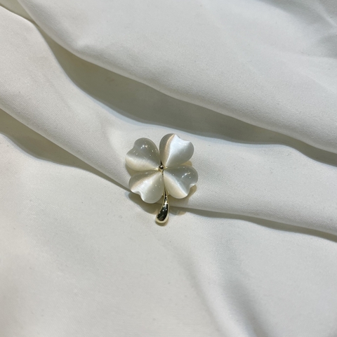Pin Cài Tự Hít HimHip Cỏ 4 Lá Nhỏ May Mắn HKCC Đính Đá 2x2.5cm