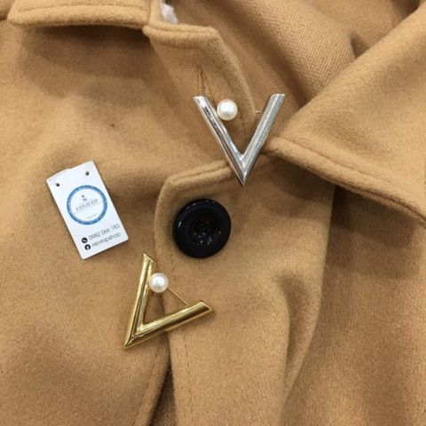 Trâm, Ghim Cài Áo HimHip Chữ V Thanh Lịch HKCC Mix Trai 3,5cm