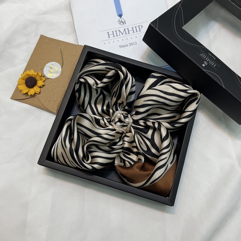 Set quà tặng khăn lụa vuông khổ 70 kèm cài khăn- 264 (combo đã kèm thiệp, giá bao gồm túi hộp)