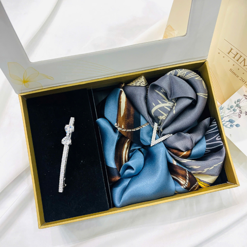 Set Quà HimHip Khăn Lụa Cao Cấp 65x65cm & Cài Khăn Và Kẹp Bấm Kèm Túi Hộp Thiệp - 1242