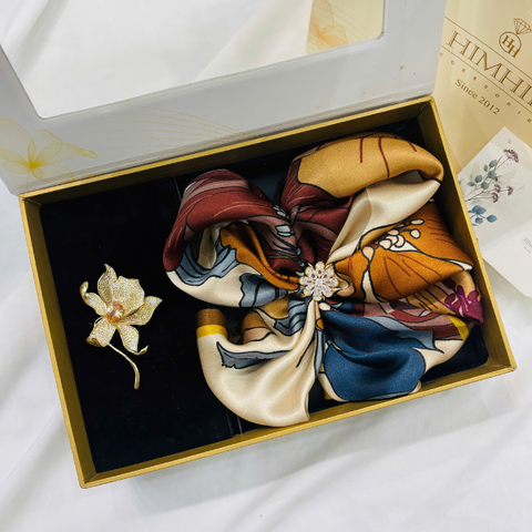 Set Quà HimHip Khăn Lụa Cao Cấp 65x65cm & Cài Khăn Và Cài Áo Kèm Túi Hộp Thiệp - 1235