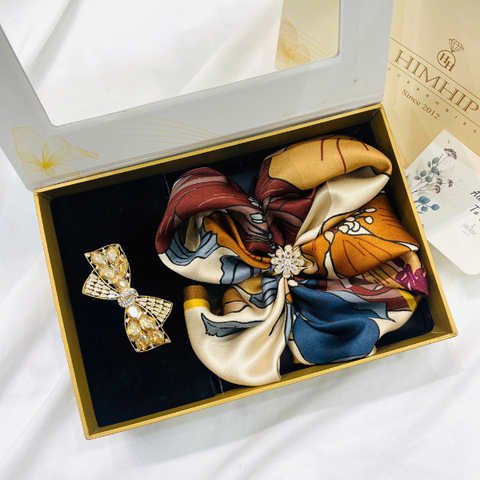 Set Quà HimHip Khăn Lụa Cao Cấp 65x65cm & Cài Khăn Và Kẹp Bấm Kèm Túi Hộp Thiệp - 1247