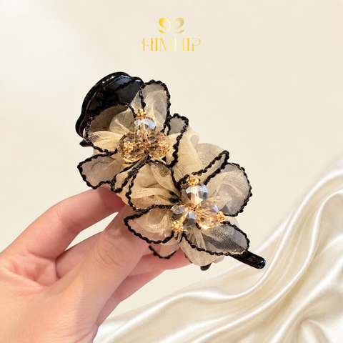 Kẹp Càng Cua HimHip Glass-filled Nylon Hoa Voan Viền Đen Gắn Nụ 3 Cánh 8x3cm