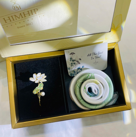 Set Quà HimHip 20/10 Khăn Lụa Cao Cấp 53*53cm & Cài Áo Kèm Túi Hộp Thiệp - 915