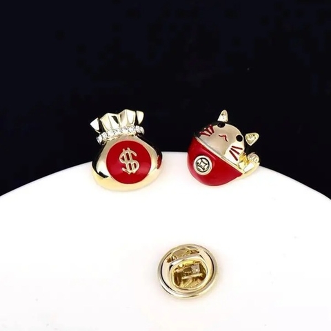 Pin Cài Áo HimHip Mèo Và Túi Thần Tài May Mắn HKCC Đính Phale 1,5cm