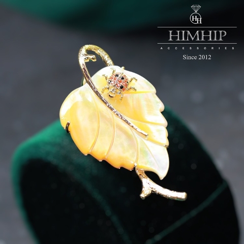 Trâm, Ghim Cài Áo HimHip Lá Vàng Thanh Lịch HKCC Đính Bọ Phale 3*5Cm