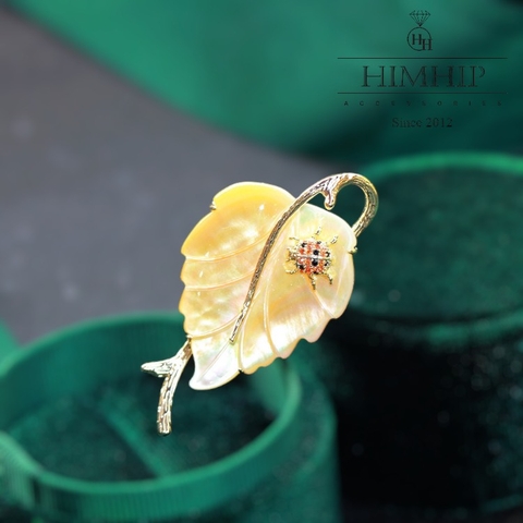 Trâm, Ghim Cài Áo HimHip Lá Vàng Thanh Lịch HKCC Đính Bọ Phale 3*5Cm