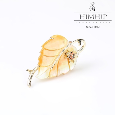 Trâm, Ghim Cài Áo HimHip Lá Vàng Thanh Lịch HKCC Đính Bọ Phale 3*5Cm