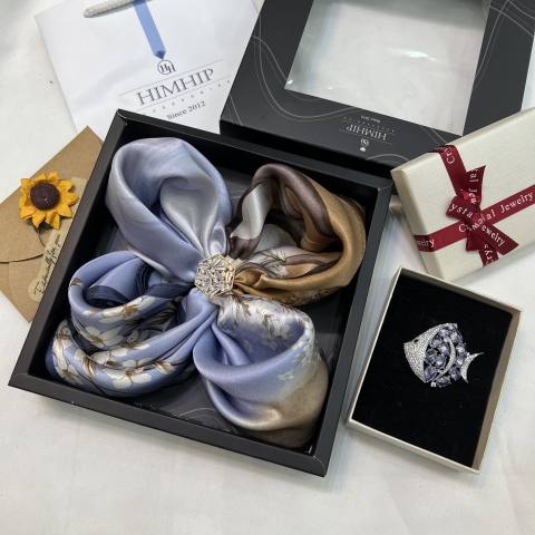 Set Quà Himhip Khăn Lụa Cao Cấp 65*65cm & Cài Khăn, Cài Áo Túi Hộp Thiệp - 07