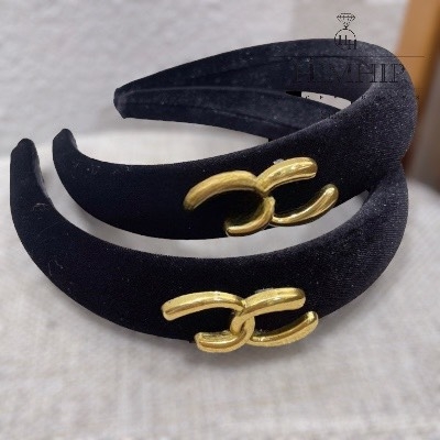Bờm HimHip Phối Vải Đính Charm Hai Chữ C Xoắn Cá Tính 3x14x16cm
