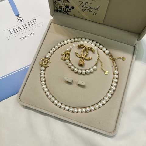 Set Trang Sức Vòng Cổ, Vòng Tay Chanel Khóa Thả Mix Cài Áo Chanel Quý Phái (Đã Bao Gồm Hộp)