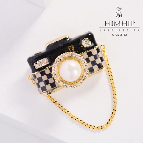 Trâm, Ghim Cài Áo HimHip Máy Ảnh Phối Dây Xích Xinh Xắn HKCC Mix Trai 2,5*1,6cm