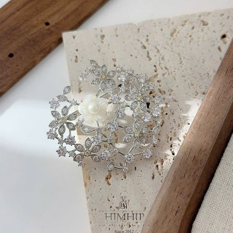 Trâm, Ghim Cài Áo Himhip HKCC Bụi Hoa Trà Gắn Đá Phale Lấp Lánh 4x3.7cm