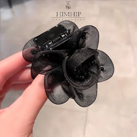 Kẹp Càng Cua HimHip Composite Hoa Trà Voan Trà Gắn Hạt Đá Đen 5 Răng 5x5.5cm