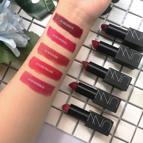 Son Lì Bền Màu Và Dưỡng Ẩm Cho Môi Unny Club Black Square Lipstick