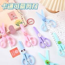 Kéo Lưỡi Nhựa Gắn Charm