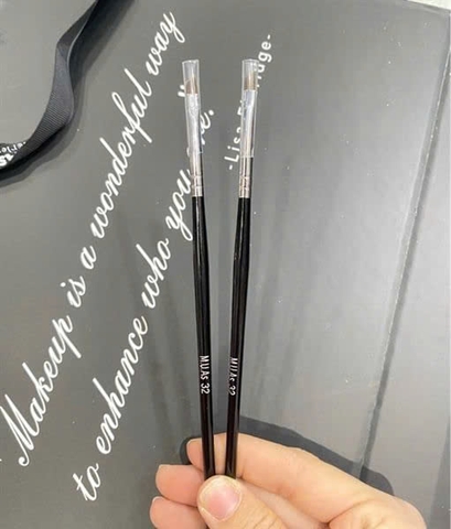 Cọ kẻ mắt eyeliner M.U.A.s 32