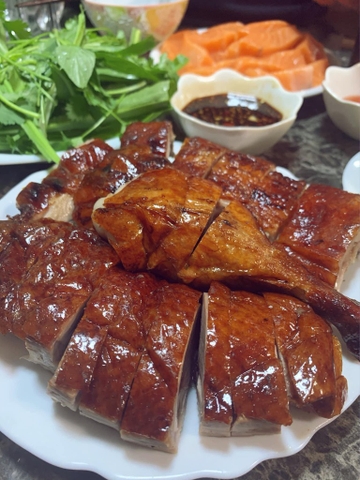 Vịt quay nửa con chưa chặt