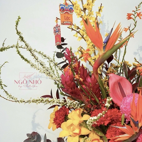 Bình hoa tone đỏ cam phối hoa mẫu đơn, địa lan, mai mỹ