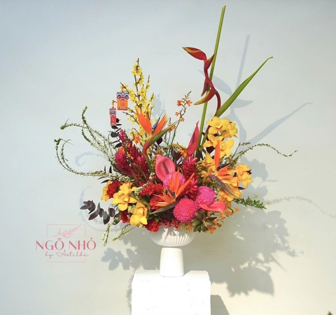 Bình hoa tone đỏ cam phối hoa mẫu đơn, địa lan, mai mỹ
