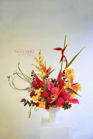 Bình hoa tone đỏ cam phối hoa mẫu đơn, địa lan, mai mỹ