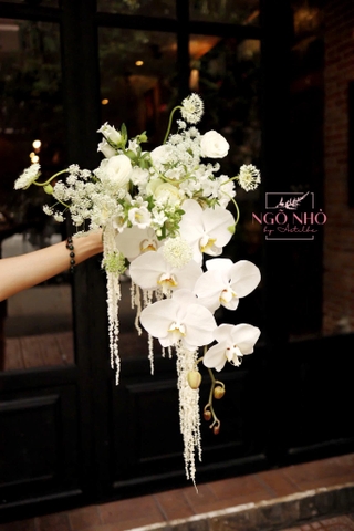 Bó hoa cưới dáng dài lan hồ điệp mix sao trắng, tiểu delphinium