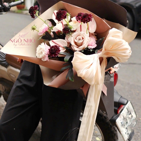 Bó hoa nơ hồng môn mix scabiosa tím than