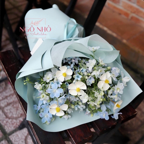 Bó hoa Sao Xanh mix Tiểu Delphinium, Bướm Gỗ