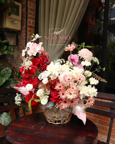 Giỏ hoa tông đỏ mix hồng