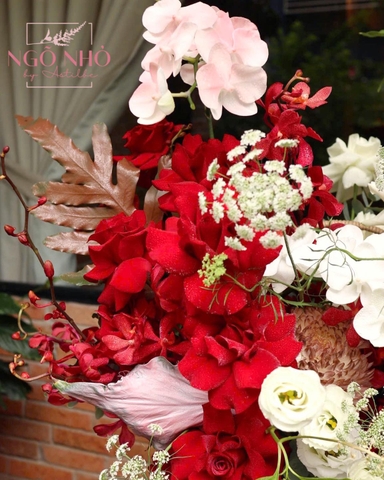 Giỏ hoa tông đỏ mix hồng