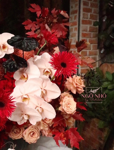 Bình hoa tông đỏ nâu mix đen: Lan Hồ Điệp mix hồng Ecuador