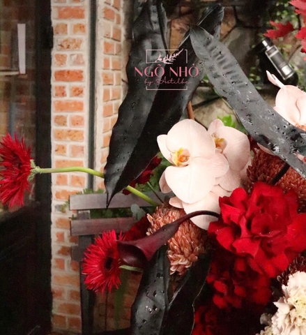 Bình hoa tông đỏ nâu mix đen: Lan Hồ Điệp mix hồng Ecuador