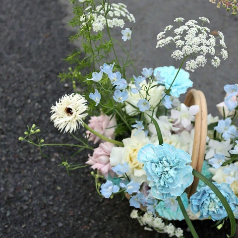 Giỏ hoa tông xanh dương