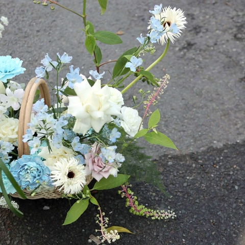 Giỏ hoa tông xanh dương