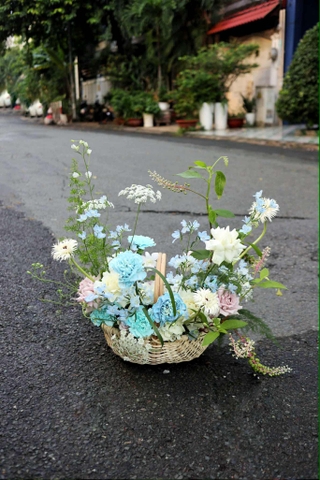 Giỏ hoa tông xanh dương