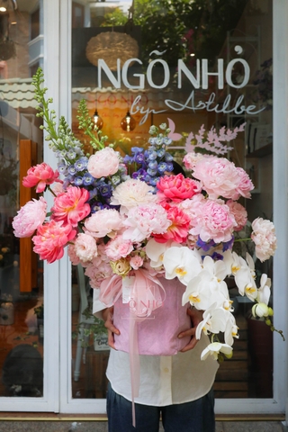 Hộp Hoa Mẫu Đơn Thiết Kế 469 - Peony & Delphinium